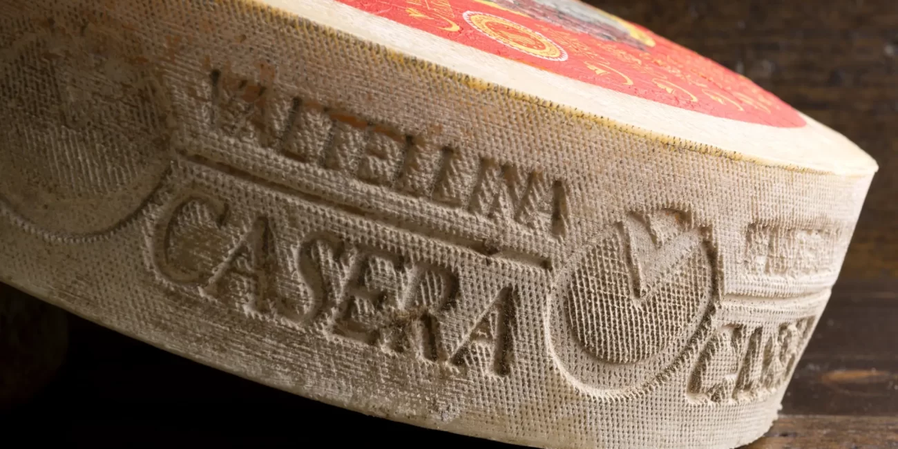 valtellina casera dop formaggi tipici lombardi copia