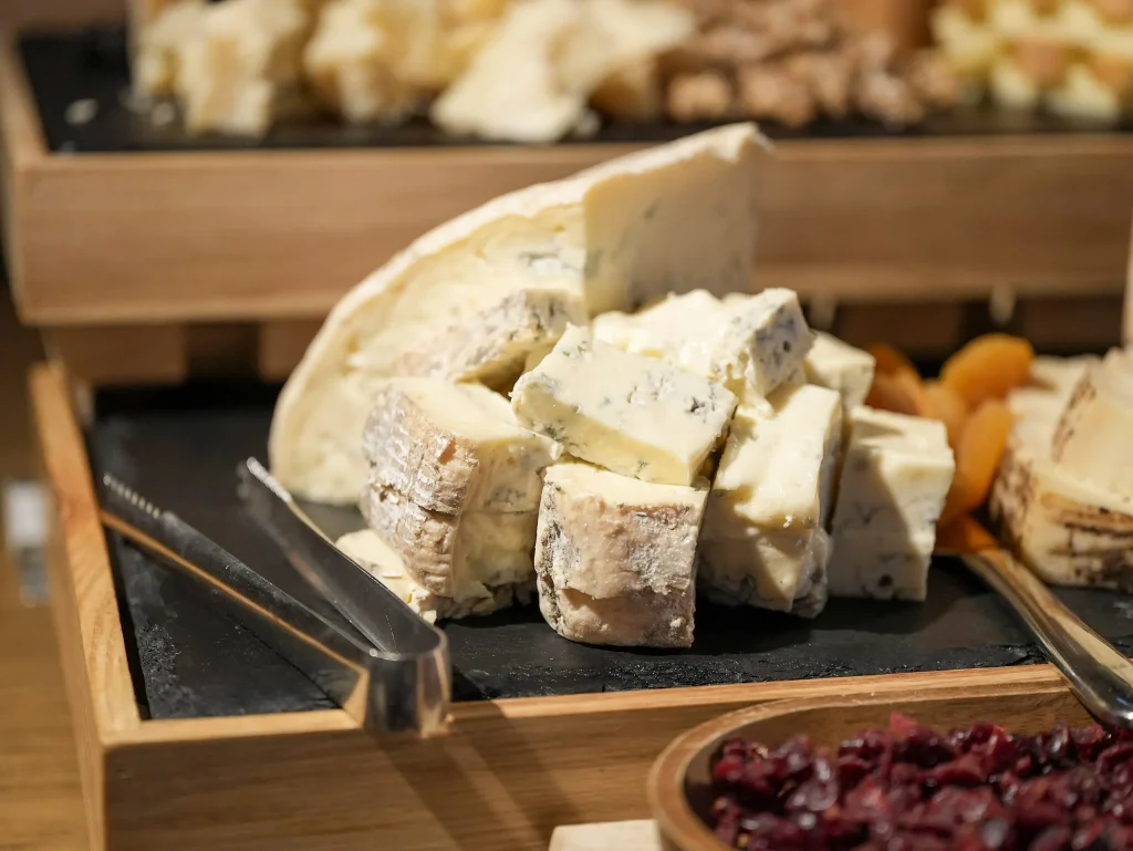 gorgonzola su un tagliere copia